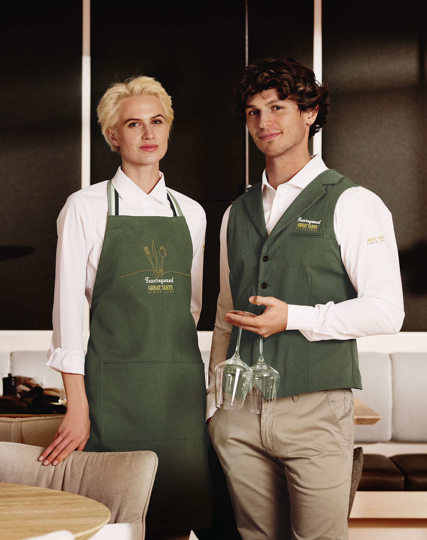 Kleid und Bluse mit Logodruck