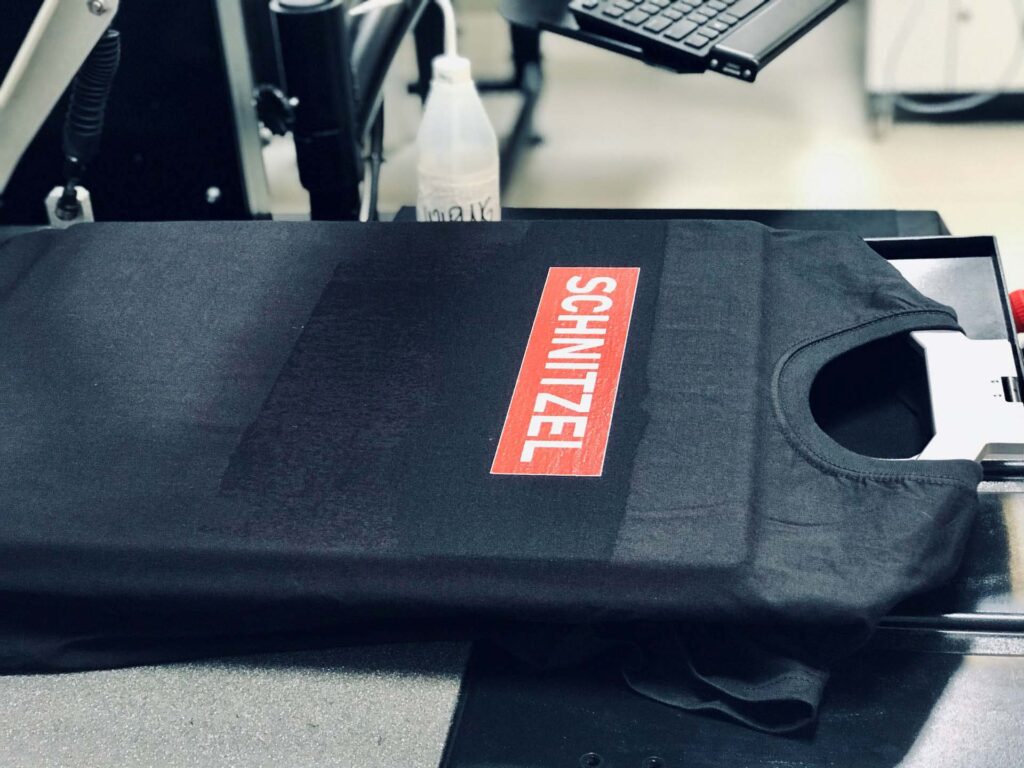 Schwarzes Shirt mit Textildruck
