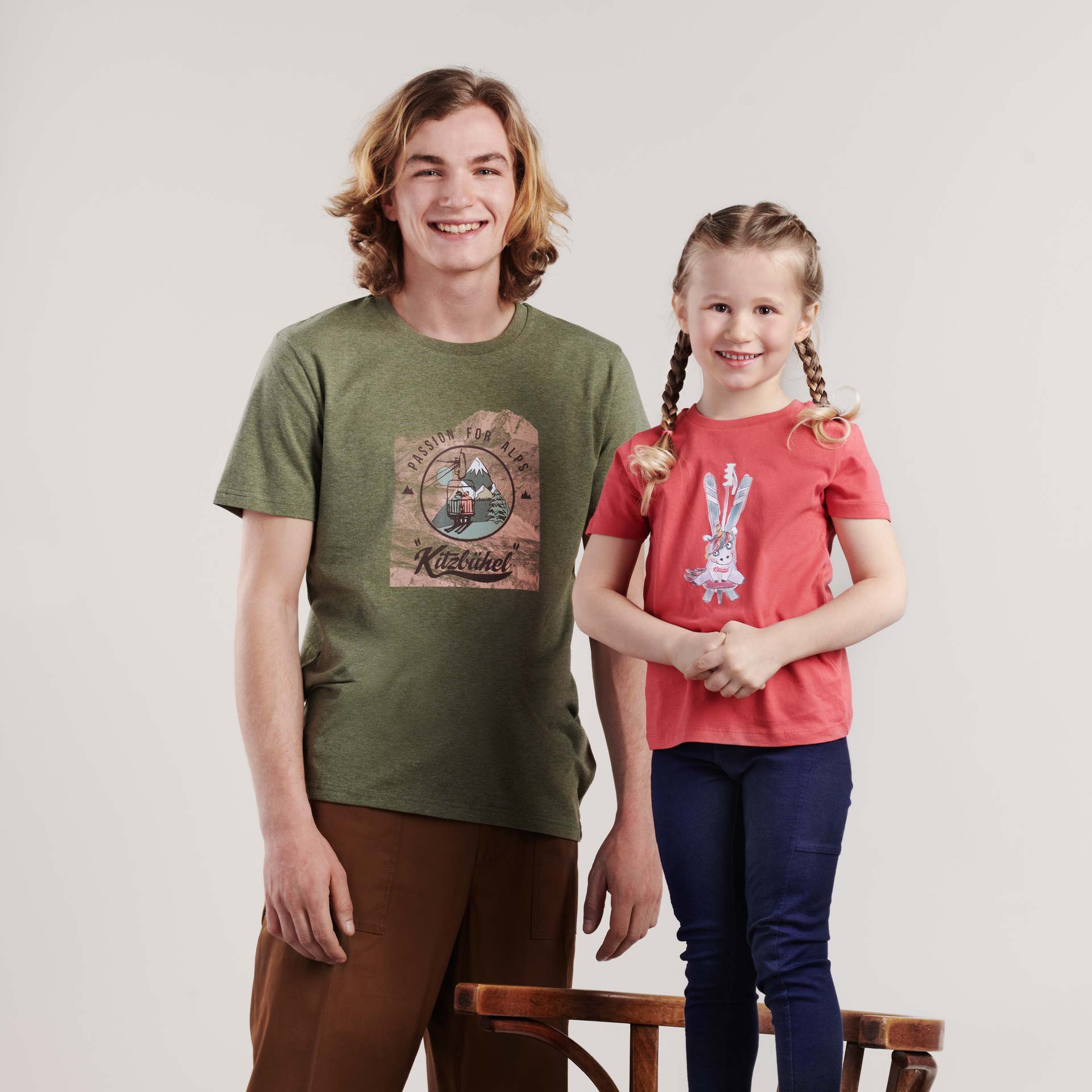 Herren-T-Shirt olivgrün und Kinder-T-Shirt rot mit Logodruck