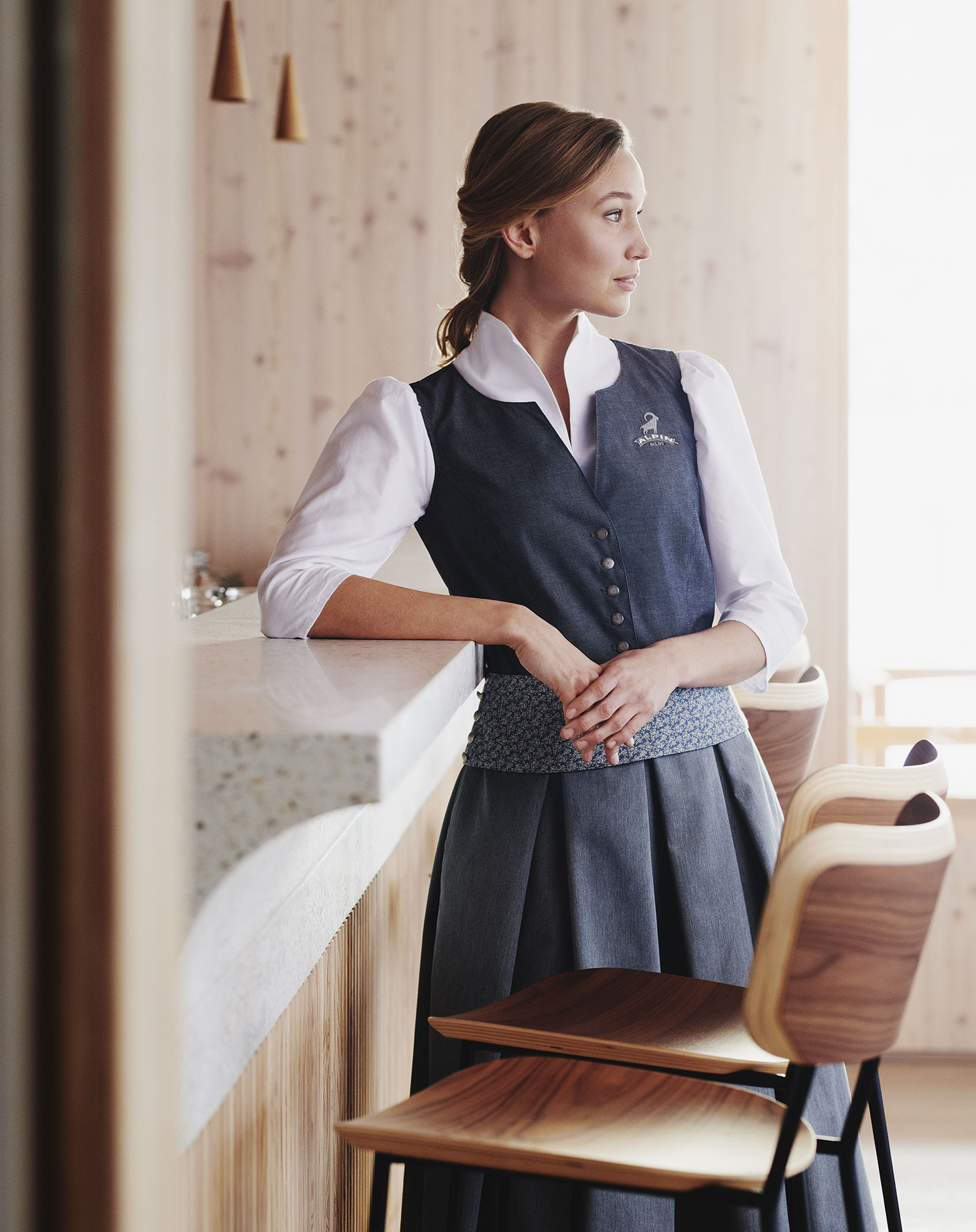 Kleid und Bluse mit Logodruck
