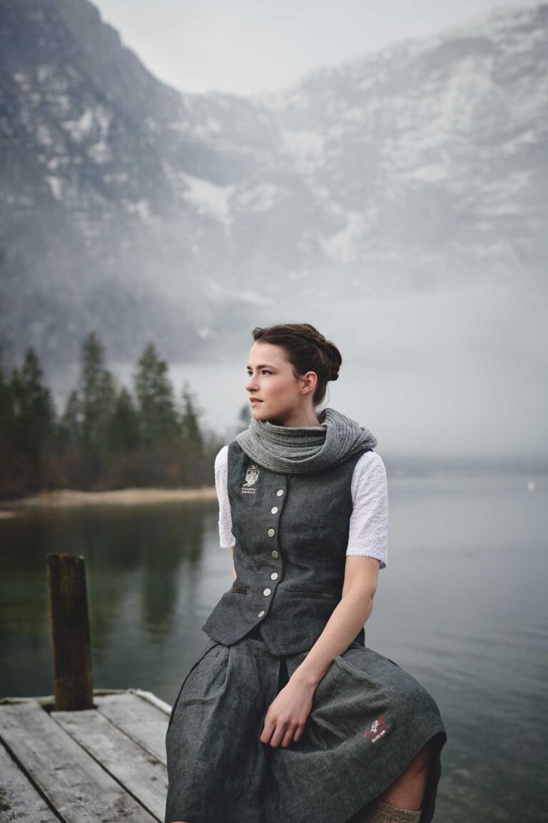 Tauerngwand Weste und Rock für Damen